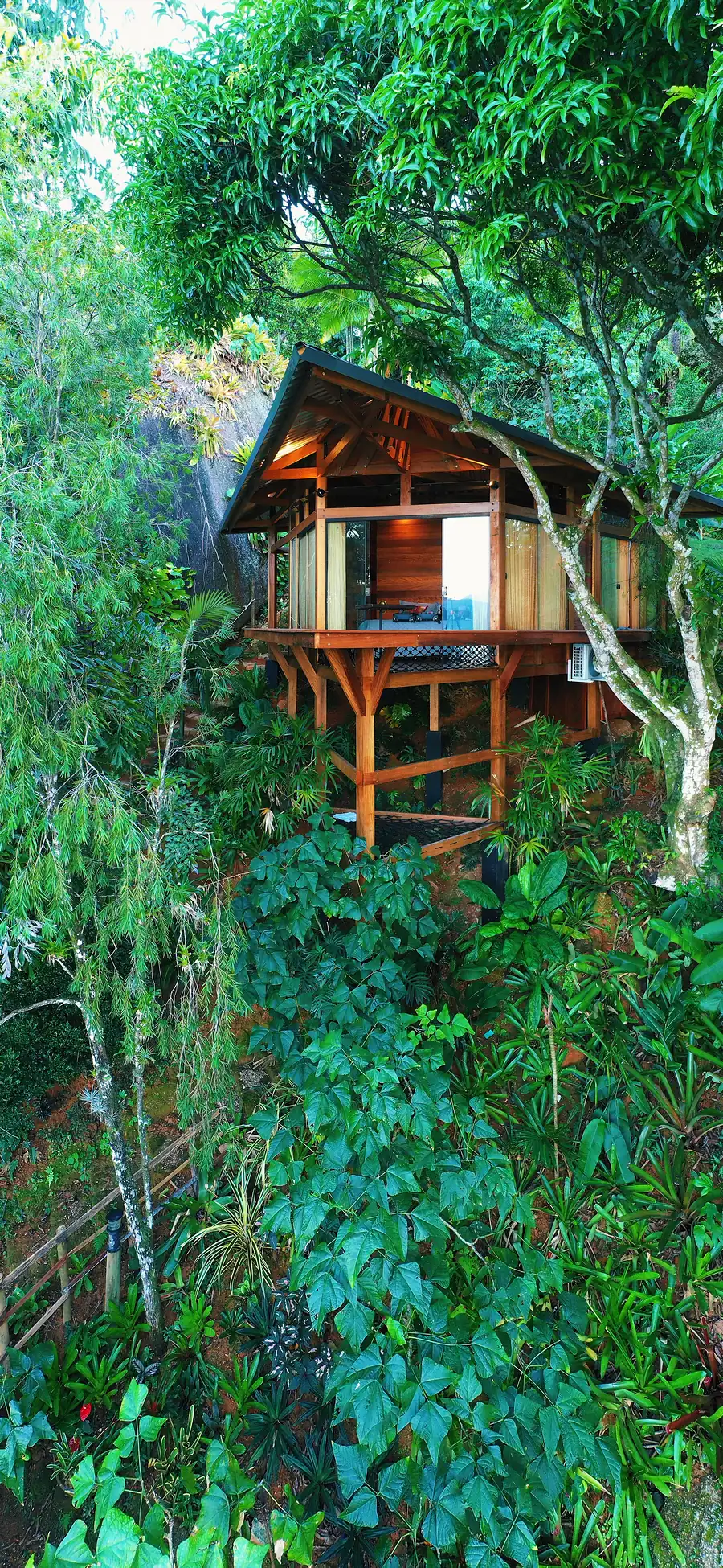 A casa de madeira sobre a encosta